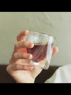 [x]四角い空間に浮かぶ、いつもと違う一杯 見る角度で表情を変える「ダブルウォールグラス」｜MONOCO | Hand reference, How ...