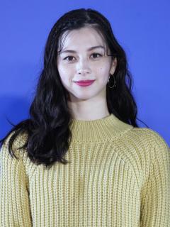 [x]中条あやみ、美脚全開！都心上空で大胆ポーズ ジミー チュウ「フレンド オブ ハウス」に就任【ウェブ動画＆メーキング】 - YouTube
