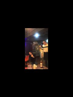 [x]新日本プロレス 矢野通選手のお店でチョップをしてもらうじんぺい女将 - YouTube