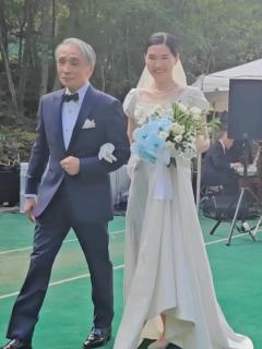 [x]堺小春さん 結婚式で 父・堺正章さんと幸せスマイル 「関わってくれた全ての皆さんありがとう」 母・岡田美里さんも感激 - YouTube