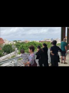 [x]沖縄に津波警報 高校に避難する市民 - YouTube