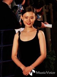 [x]杉咲花、大胆肌見せ大人の装い 背中大きく開いたキャミドレス姿でレッドカーペット：第36回東京国際映画祭【エンタメ】