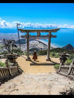 [x]RETRIP 公式 on Instagram: “【RETRIP×香川】 香川県観音寺市の高屋神社は、香川の人気絶景スポット。市内や瀬戸内海の ...