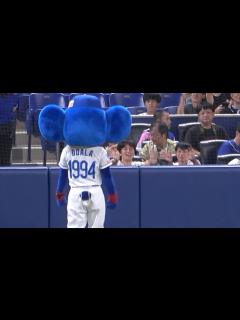 [x]ドアラに可愛く手を振る大きなお友達、珍しく大サービスするドアラ！ (2023/09/17) - YouTube