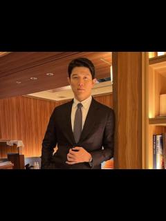 [x]「エルピス」鈴木亮平“色気ダダ漏れ”のスーツ姿 SNS「たまらん！」「世界遺産！」 | オトナンサー