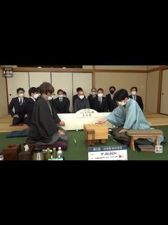 [x]藤井聡太王将の初手は2六歩 羽生善治九段は3四歩と応じる 王将戦第3局 - 毎日動画