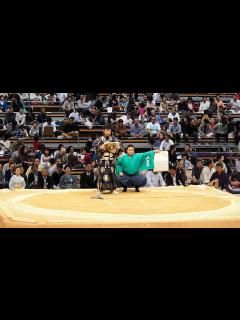 [x]平成27年大相撲九州場所 初日 中入り 立行司による翌日の取組披露 - YouTube