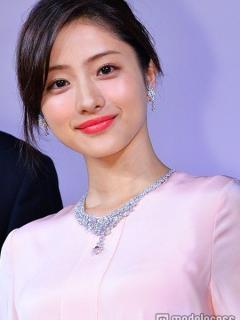 [x]石原さとみの唇に新たな大人の魅力／花王オーブ タイムレスカラーリップCM - YouTube
